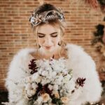Abrigos para novias de invierno: la tendencia 'furry' llega
